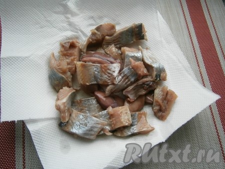 Прикрыть банку крышкой и оставить при комнатной температуре на 1,5 часа. После этого кусочки селёдки достать из банки и обсушить бумажными полотенцами.
