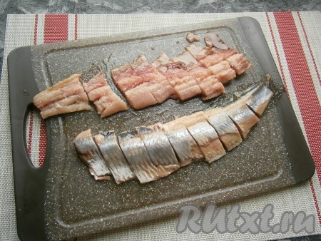 Нарезать филе сельди на порционные кусочки.
