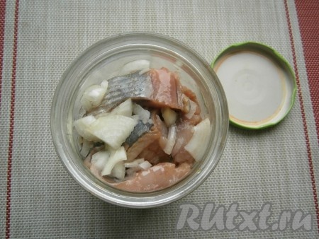 Рассол вылить, а кусочки сельди снова поместить в ту же банку, пересыпая их очищенным и нарезанным репчатым луком. Влить подсолнечное масло и уксус. Накрыть банку крышкой и потрясти её, чтобы все кусочки селёдки смешались с маслом и уксусом. Дать селёдочке настояться ещё 30 минут и можно подавать к столу.
