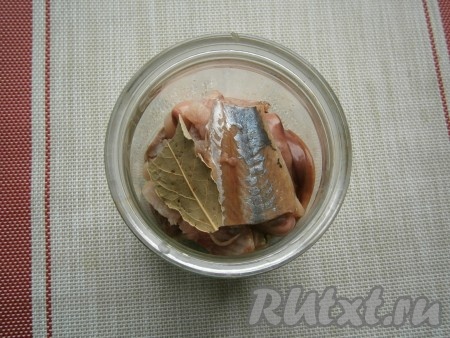 Сложить селёдку в банку объёмом 400-500 мл, добавить лавровый листик.
