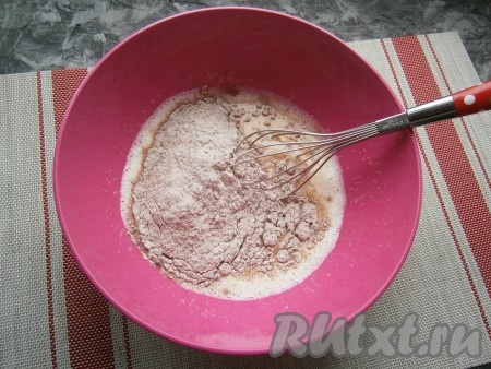 Всыпать мучную смесь в яично-молочную смесь.
