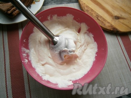 Погружным блендером взбить творожную массу до однородности.
