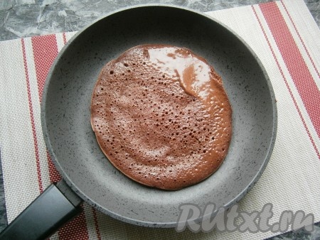На разогретую сухую сковороду налить часть теста (панкейк должен быть почти по диаметру сковороды, у меня сковорода диаметром 24 см). Жарить панкейк на небольшом огне с одной стороны до появления характерных дырочек.
