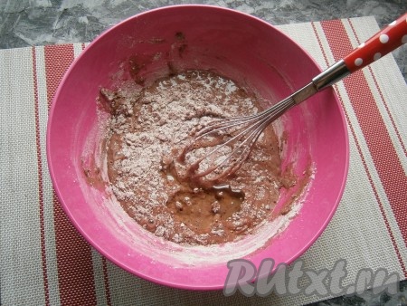 Сюда же влить растительное масло, тщательно перемешать венчиком.
