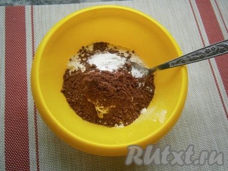 В отдельной миске муку смешать с какао-порошком и разрыхлителем.
