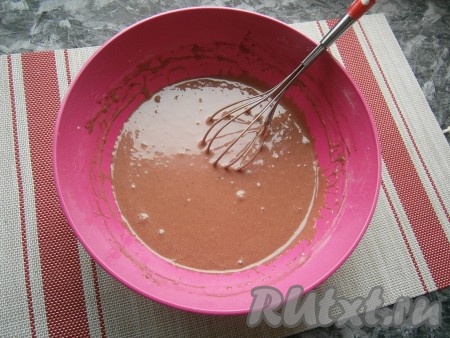 Замесить венчиком тесто, которое будет не густым, льющимся, похожим на магазинный био-кефир.
