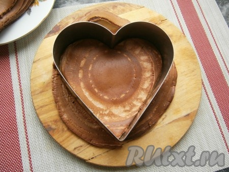 Далее нужно взять форму без дна в виде сердца и обрезать панкейки. Если такой формы нет, сделайте простой шаблон из бумаги.
