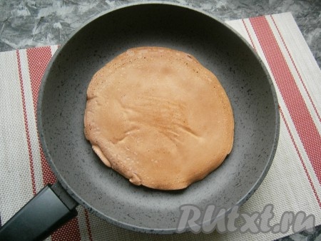 Перевернуть панкейк на другую сторону и жарить ещё секунд 30. Переложить готовый панкейк на тарелку. Аналогично приготовить на сковороде все панкейки, выкладывая готовые панкейки стопочкой на тарелку. Из указанного количества теста получится 6 панкейков.
