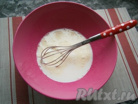 Взбить яйца с сахаром и солью венчиком, влить 135 мл молока, перемешать яично-молочную смесь.
