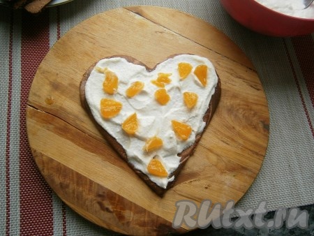 Собрать торт, для этого панкейки, смазанные творожной массой, поверх которой разложены нарезанные дольки мандарина, выкладывать друг на друга. 
