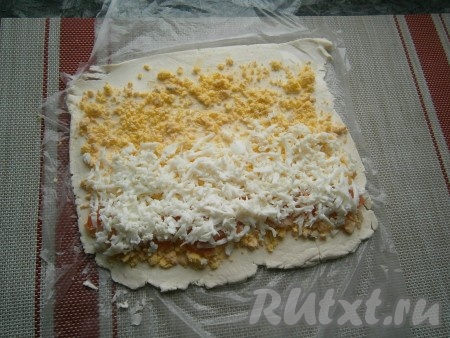 Белки натереть на средней тёрке, выложить их на рыбу и на желтки до середины пласта (как на фото).
