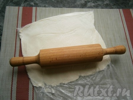 Медленно и аккуратно раскатать скалкой сырки в пласт толщиной около 0,5 см прямо в целлофане, отправить его в холодильник на 15 минут.
