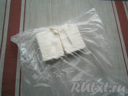 Плавленные сырки поместить в целлофановый пакет рядом друг с другом, оставить в тёплом месте на 20-30 минут.
