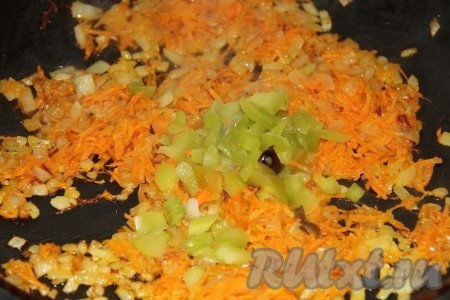 Немного потушив лук с морковкой, добавляем измельченный перец.