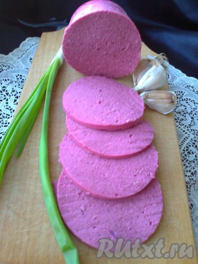 Колбасу из отварного куриного мяса с желатином нарежьте ломтиками.