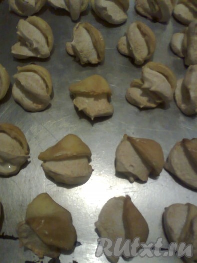 На противень, застеленный пекарской бумагой (или смазанный растительным маслом), выложить сформированные ракушки, оставляя между ними расстояние, и отправить печенье с безе выпекаться в духовку,&nbsp;разогретую до 200 градусов, на 15-20 минут (до слегка золотистого цвета). Ориентируйтесь на вашу духовку.
