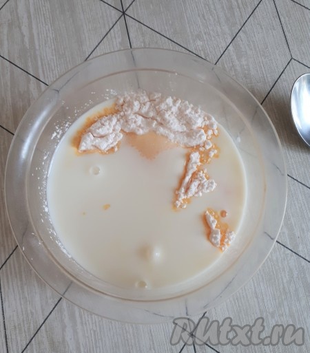 Приготовить крем, для этого соединить 1 стакан молока, сахар и порошок для пудинга, перемешать.
