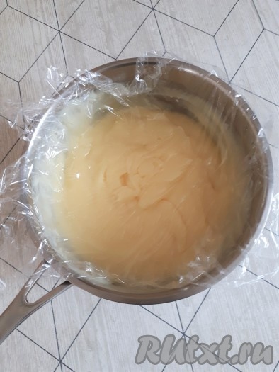 Остальное молоко вскипятить, добавить смесь молока с пудингом. Варить на небольшом огне, помешивая, до загустения. Остудить до комнатной температуры. Пудинг можно прикрыть пищевой плёнкой так, чтобы плёнка касалась поверхности пудинга, тогда при остывании не образуется корочка.
