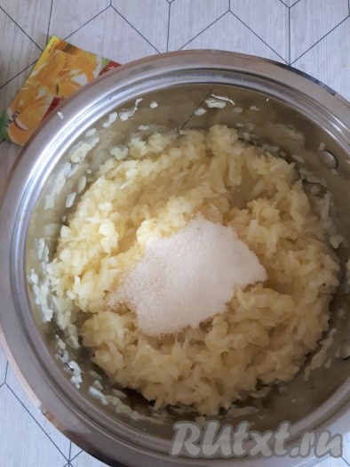 Натёртые яблоки сложить в кастрюльку и поставить на небольшой огонь. Нагревать, помешивая, до размягчения яблок. Снять с огня, всыпать желе и перемешать. Остудить и яблочная начинка готова.
