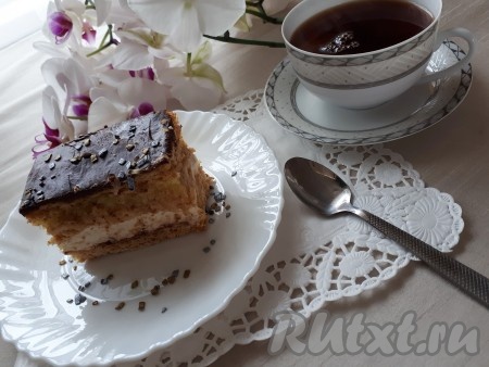 Оставить медовый торт «Бразильянка» пропитаться минимум на ночь, а ещё лучше на сутки. Тогда он становится невероятно нежным и вкусным.
