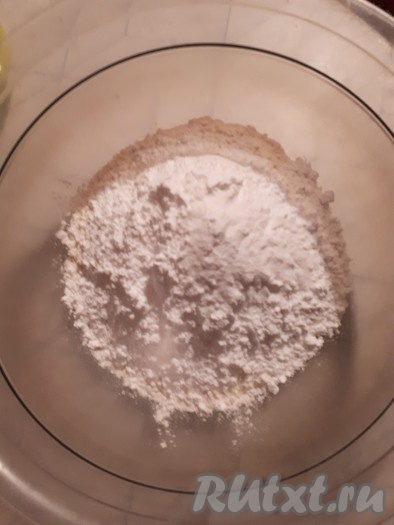 Просеять в миску муку с разрыхлителем и содой. Добавить сахар, перемешать.
