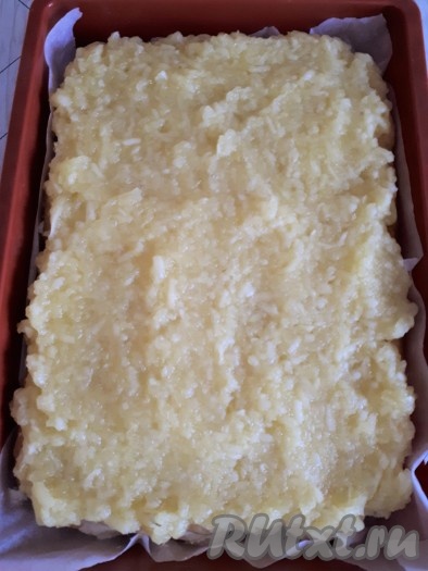 Накрыть вторым коржом. Выложить яблочную начинку.
