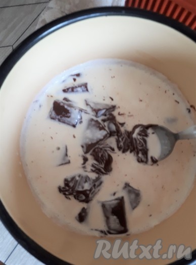 Для приготовления глазури довести до кипения сливки, добавить поломанный на кусочки шоколад, снять с огня и подождать до размягчения шоколада. Перемешать до однородного состояния.
