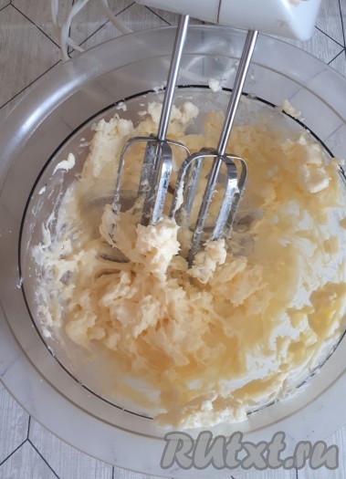 Взбить миксером мягкое сливочное масло, постепенно добавляя остывший пудинг. Крем готов.
