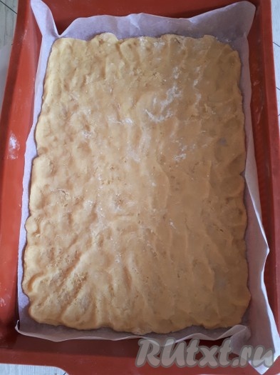 Форму для выпечки застелить пергаментом. Я пекла в прямоугольной форме размером 22х32 см. Если используете круглую разъемную форму - желательно брать диаметром побольше, например, 26 см. Каждую часть теста поочередно раскатать (или растянуть пальчиками) по размеру основания формы. Выпечь 3 коржа в нагретой до 180 градусов духовке до светло-золотистого цвета. Коржи остудить.
