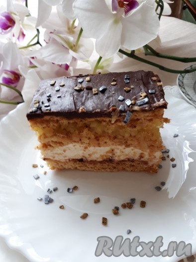 Украсить торт по желанию. Я лишь посыпала кондитерской посыпкой перед подачей.
