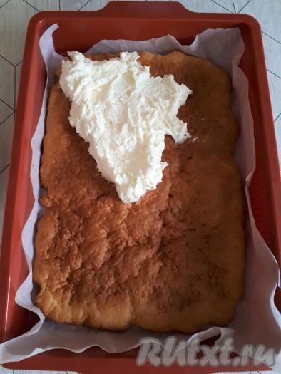 Собрать торт.

Выложить в форму первый корж, смазать его кремом.
