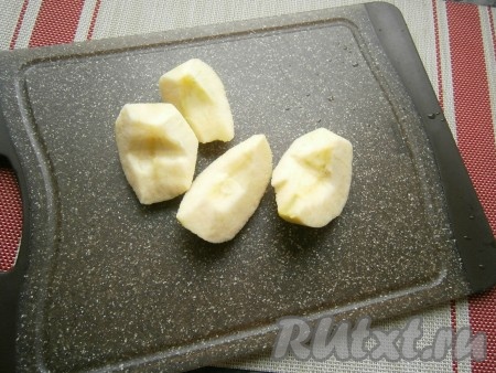 Отварить яйца в течение минут 10 с начала кипения воды, затем остудить и очистить от скорлупы. Очистить яблоко от кожицы, затем разрезать на 4 части и удалить семена.
