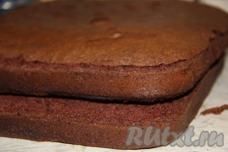 Выпекаем корж для торта 30-40 минут в разогретой духовке при температуре 180-200 градусов. Готовый корж разрезаем на 3 части. Первая часть должна быть тонкой, а две остальные - одинакового размера.
