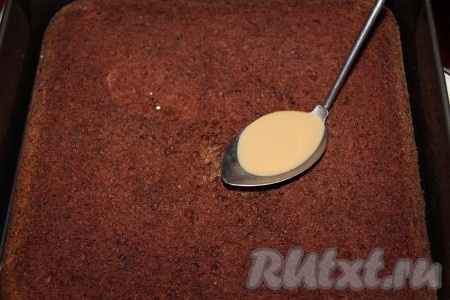 Ингредиенты для приготовления пропитки торта смешиваем и хорошенько пропитываем наши 3 коржа.
