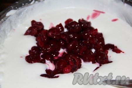 Крем разделить на 2 части. В одну из частей добавить вишню (если вишня заморожена, разморозьте её, лишний сок слейте), перемешать.&nbsp;Наш крем для торта "Чёрный лес" готов.
