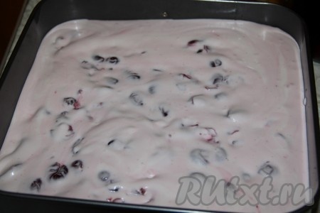 Собираем торт "Черный лес": на дно формы выкладываем один из толстых коржей. Поверх него выливаем весь крем, смешанный с вишней. 