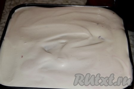 Накрываем вторым толстым коржом и смазываем половиной крема без вишни. Затем накрываем тонким коржом и смазываем оставшимся кремом верх и бока торта.
