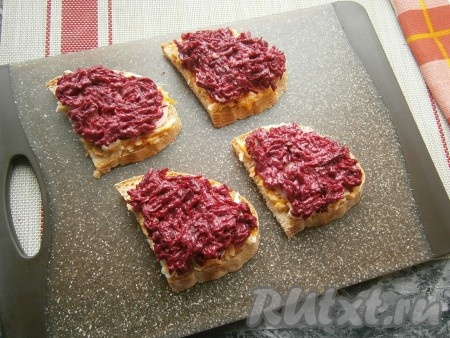 Смазать бутерброды поверх селёдки и лука свекольной массой.
