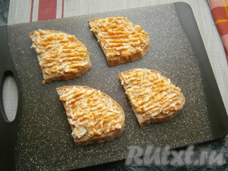 Щедро смазать подготовленной массой ломтики хлеба.
