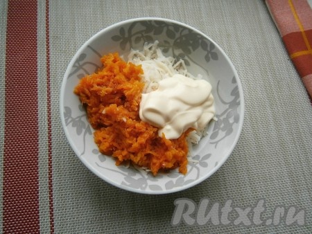 Отварной картофель натереть на средней терке, добавить натёртую на той же тёрке отварную морковь и 1-2 столовые ложки майонеза, посолить и перемешать.
