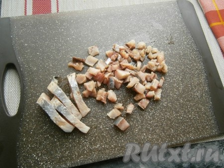 С середины филе отрезать 4 ровненьких кусочка для украшения, остальную селёдку нарезать маленькими кусочками. Лук очистить.
