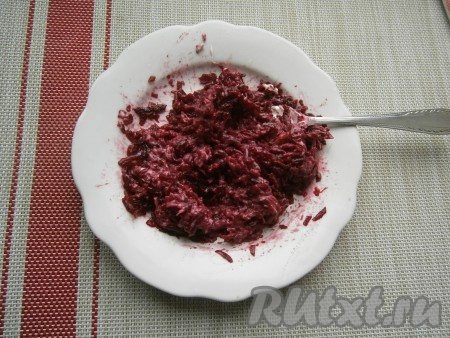 Варёную свеклу натереть на тёрке, добавить соль и майонез по вкусу, перемешать.

