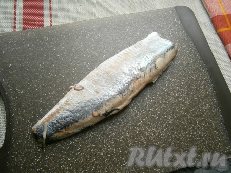 Подготовить 1 филе селёдки, тщательно удалить косточки.

