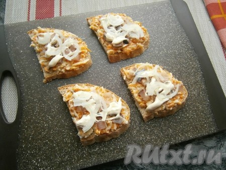 Сверху выложить мелко нарезанную селёдку и нарезанный тонкими полуколечками (или четвертинами) репчатый лук.
