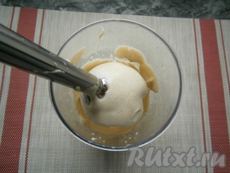 Продолжая взбивать, вливать тонкой струйкой и частями оливковое масло. Взбивать соус до загустения. Для этого понадобится от трёх до пяти минут.&nbsp;
