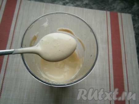 В конце взбивания, когда соус уже загустеет, добавить лимонный сок и взбивать ещё 15-20 секунд. Соус у меня получился средней густоты, как обычный магазинный майонезный соус.
