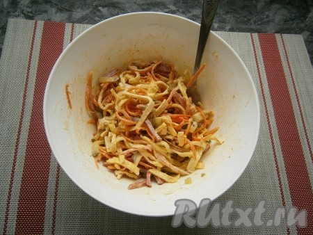 Тщательно салат перемешать.