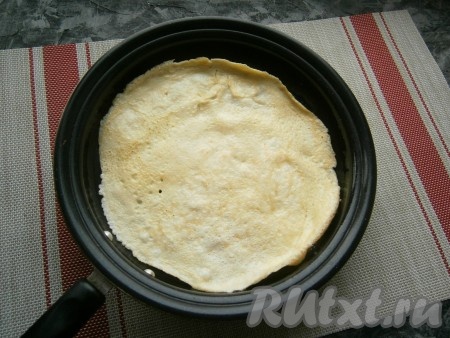 На сковороде разогреть растительное масло, вылить половину теста и жарить блинчик на среднем огне вначале с одной стороны до золотистого цвета, затем перевернуть и жарить с другой стороны до румяности. Из оставшегося теста аналогично приготовить второй яичный блинчик.
