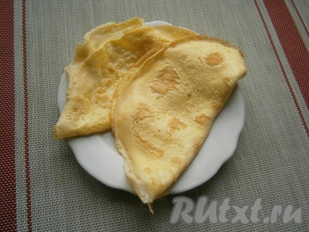 Дать двум приготовленным блинчикам остыть на тарелке.
