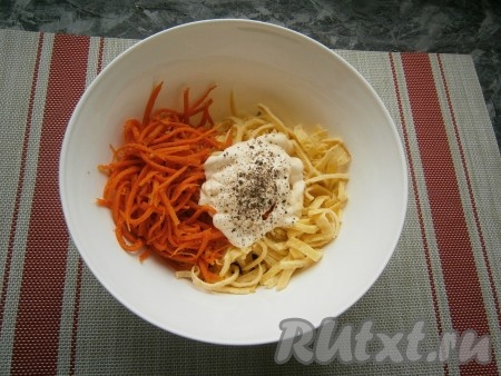 Сюда же добавить майонез, посолить салат и поперчить по вкусу.
